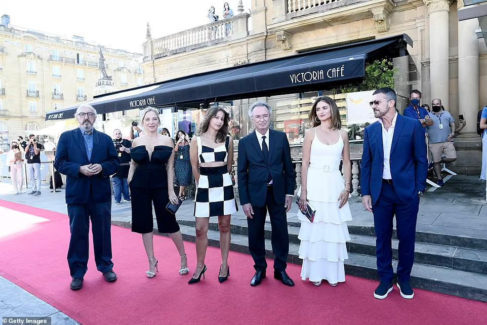 Penelope Cruz vừa ghi dấu thành công tiếp tục trong sự nghiệp khi vượt qua đối thủ "nặng ký" Kristen Stewart nhận giải Coppa Volpi dành cho "Nữ diễn viên chính xuất sắc" của Liên hoan phim Venice 2021 vừa diễn ra ở Ý hồi tuần trước.