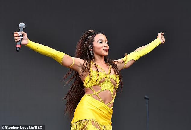 Ngày đầu tiên của sự kiện (4/9) đã thu hút lượng khán giả khủng lên đến khoảng 50.000 người. Giữa đại dịch COVID-19 vẫn đang hoành hành, BTC cho biết tất cả người tham gia đều phải có chứng nhận đã tiêm vaccine hoặc có kết quả test COVID-19 âm tính trong vòng 48 giờ.