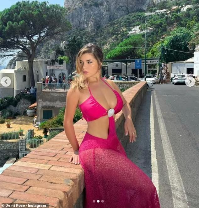 Người đẹp sinh năm 1995 vừa có kỳ nghỉ dài ngày ở Ý và liên tục "chiêu đãi" người hâm mộ những hình ảnh gợi cảm và đẹp mắt ở nơi đây.