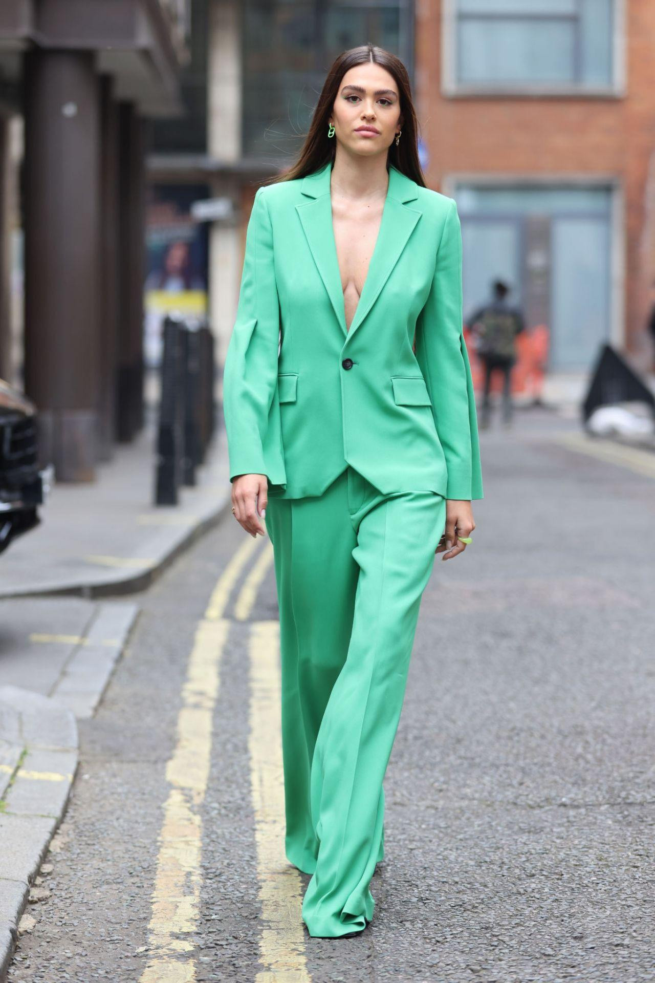 Bộ đồ cách điệu với ống quần xuông rộng dài chấm gót, ống tay xòe cùng thần thái sang chảnh khiến tình cũ của Scott Disick đẹp như fashionista trên phố.