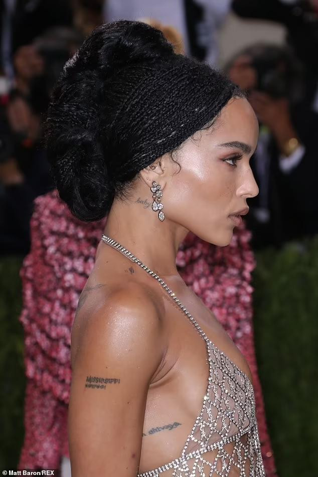 Zoe Kravitz với tóc búi cao, trang điểm tông nude và nhấn sâu vào đôi mắt trông vô cùng xinh đẹp và quyền lực.