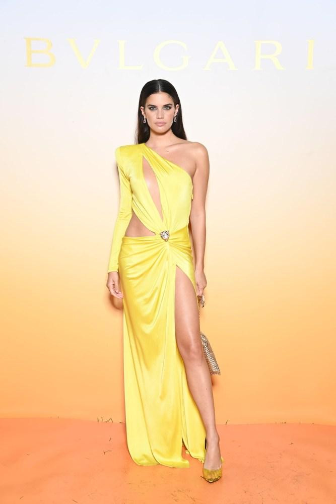 Gương mặt trang điểm nhẹ nhàng, tập trung nhấn vào đôi mắt sâu tạo nét huyền bí, tôn vẻ đẹp đầy lôi cuốn của chân dài sinh năm 1991.