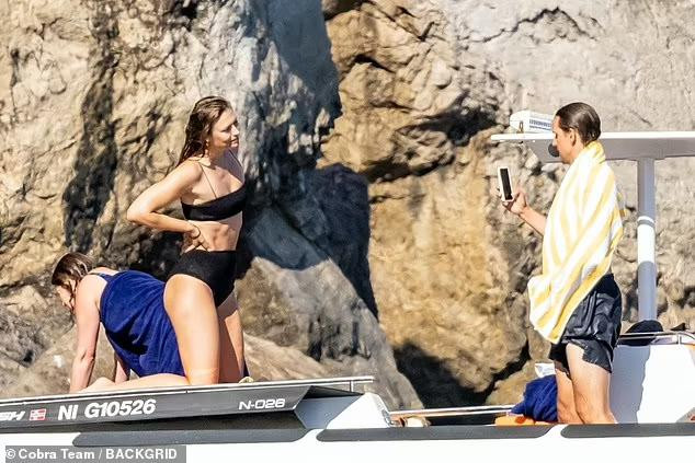 Cặp đôi nghỉ ngơi trên du thuyền cùng một vài người bạn.