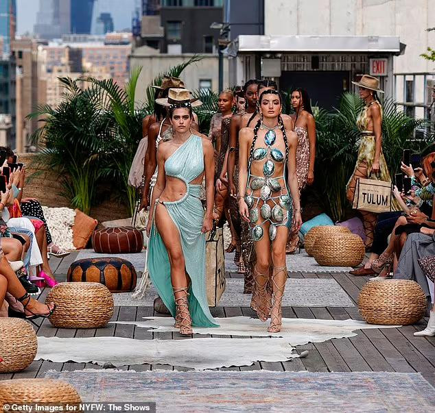 Amelia Hamlin và một người mẫu dẫn đầu đoàn mẫu ra chào khán giả tạm biệt khán giả. Chia sẻ trên Instagram cá nhân có 1 triệu người theo dõi, nàng mẫu viết: "Cảm ơn Bronx & Banco! Tôi rất vinh dự được dẫn đầu đoàn mẫu ra chào khán giả để kết thúc show diễn đầu tiên của tôi trong mùa thời trang năm nay". Amelia Hamlin và một người mẫu dẫn đầu đoàn mẫu ra chào khán giả tạm biệt khán giả. Chia sẻ trên Instagram cá nhân có 1 triệu người theo dõi, nàng mẫu viết: "Cảm ơn Bronx & Banco! Tôi rất vinh dự được dẫn đầu đoàn mẫu ra chào khán giả để kết thúc show diễn đầu tiên của tôi trong mùa thời trang năm nay".