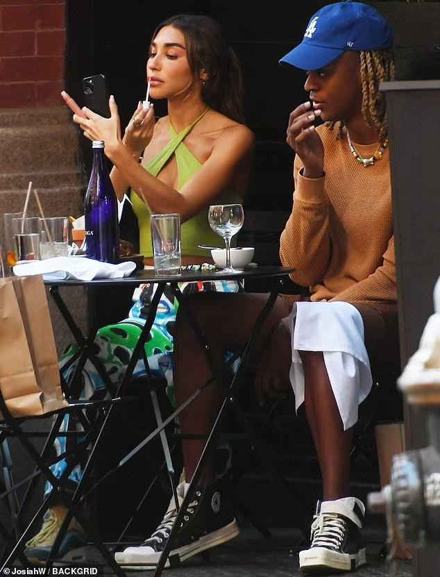 Mỹ nhân sinh năm 1992 tranh thủ trang điểm trong khi ngồi ăn trưa, trò chuyện với bạn.