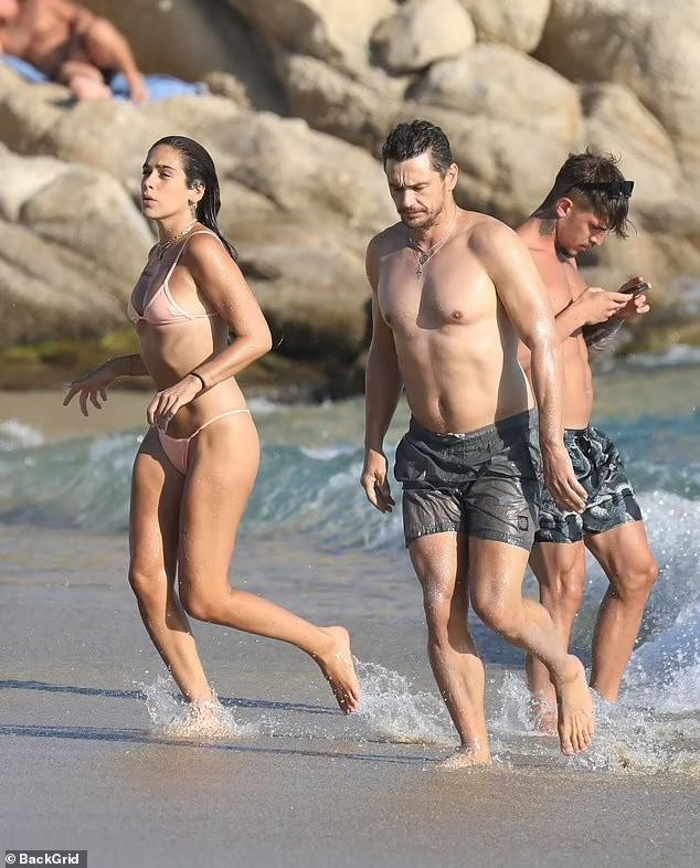 Bạn gái anh - nữ diễn viên Isabel Pakzad - mặc bộ áo tắm 2 mảnh màu nude bé xíu, khoe thân hình sắc chắc cực nóng bỏng.