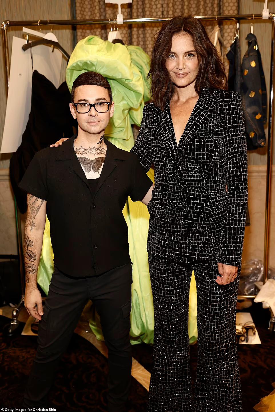 Trước đó một ngày, người đẹp 7x mặc bộ vest màu đen ánh kim trông vô cùng cá tính và sành điệu tại sự kiện ra mắt bộ sưu tập ready-to-wear Xuân - Hè trong khuôn khổ tuần lễ thời trang New York của nhà thiết kế Christian Siriano. Ảnh Katie Holmes chung khung hình với nhà thiết kế Christian Siriano.