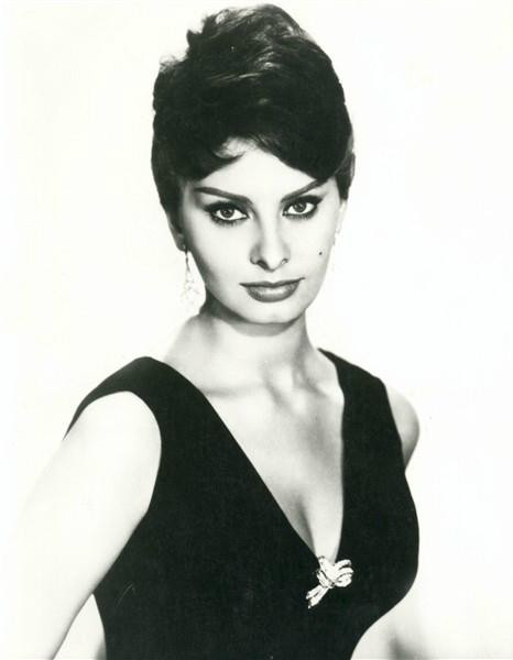 Sophia Loren sinh năm 1934, sở hữu sắc vóc cực xinh đẹp và gợi cảm. Thời thanh xuân rực lửa, bà là người tình trong mộng của hàng triệu quý ông trên thế giới.