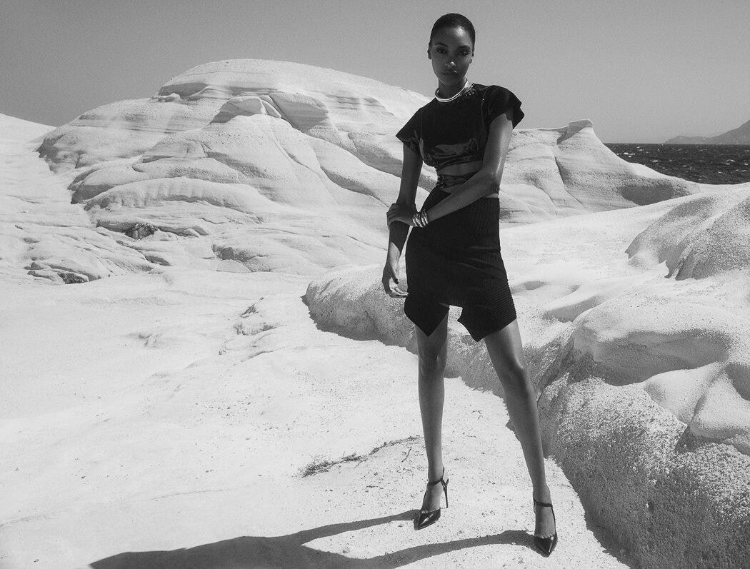 Shoot hình nào cũng cho thấy lơi thế hình thể là đôi chân thon dài bất tận của người đẹp 9x. Shoot hình nào cũng cho thấy lơi thế hình thể là đôi chân thon dài bất tận của người đẹp 9x.