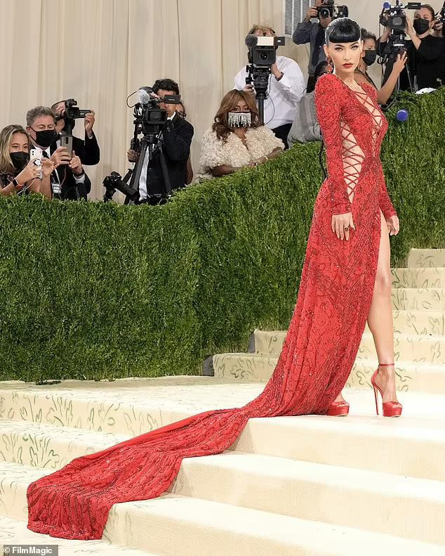 Chiếc váy đuôi dài thướt tha cùng tạo hình quyến rũ khiến mỹ nhân sinh năm 1988 xinh đẹp như nữ hoàng trên thảm đỏ.