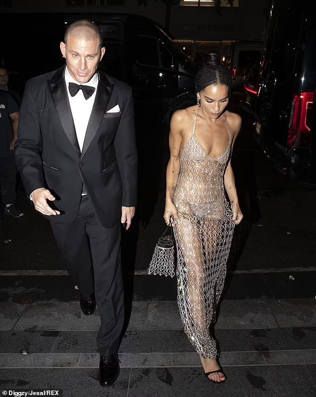 Cặp uyên ương mới cùng nhau đi dự sự kiện thời trang lớn nhất hành tinh. Trong khi tài tử Channing Tatum mặc bộ vest sang trọng, đeo nơ cổ lịch sự...