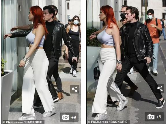 Góc ảnh nghiêng cho thấy rõ phong cách không nội y táo bạo của ngôi sao Disney.