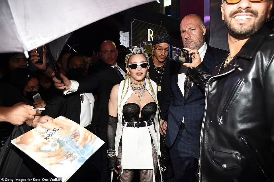 Cô liên tục được người hâm mộ vây quanh xin chữ ký.