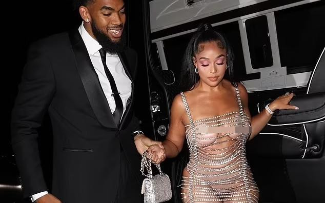 Jordyn Woods và bạn trai Karl-Anthony Towns đến tiệc sinh nhật sớm của cô ở West Hollywood (Los Angeles, Mỹ).