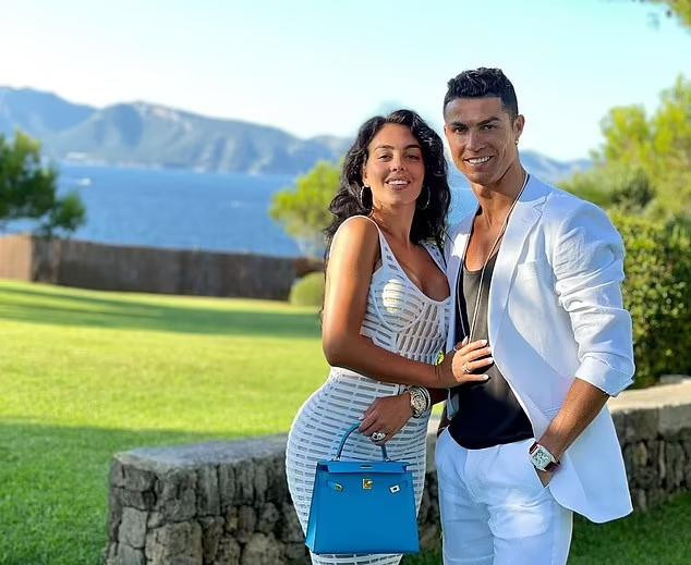 Georgina Rodriguez từ một trợ lý bán hàng vô danh, sau khi gắn bó với chàng CR7 từ năm 2016 đã bước vào thế giới của những người nổi tiếng và giàu có. Cô khiến nhiều mỹ nhân phải "ngả mũ" khi có thể nắm giữ trái tim của Cristiano Ronaldo trong nhiều năm, thậm chí còn sinh một bé gái cho bạn trai vào năm 2017. Cô cũng có lượng fan khủng trên Instagram với 27 triệu follow.