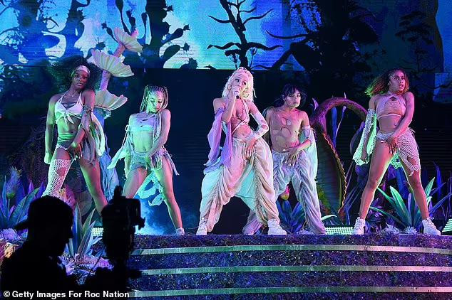 Màn biểu diễn của cô bên dàn nhảy phụ họa cũng khiến người nhìn khó rời mắt.