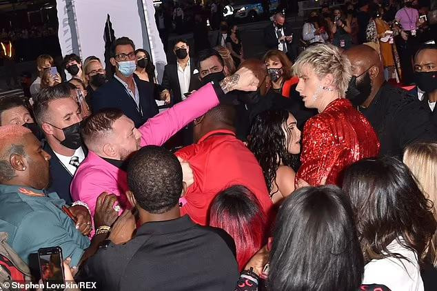 Hình ảnh cho thấy McGregor và nam rapper mặt khá căng thẳng. Không chỉ vậy, võ sĩ của UFC còn giơ thẳng nắm đấm thẳng về phía Machine Gun Kelly trong sự can ngăn của nhiều người.