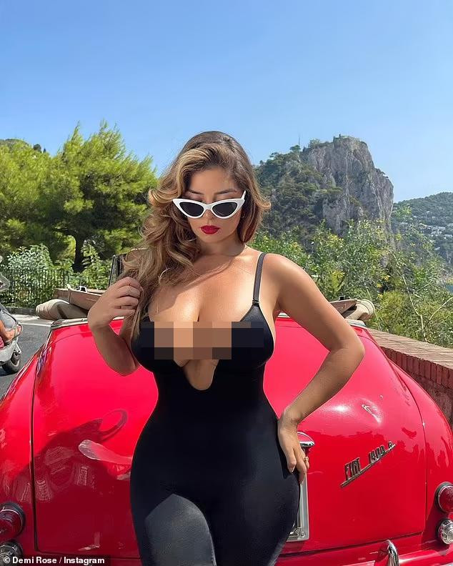 Sở hữu chiều cao chỉ 1m57 nhưng lại có số đo ba vòng khủng là 94-61-91 cm, Demi Rose được cho là mẫu nội y "nấm lùn" nóng bỏng hàng đầu Anh quốc.