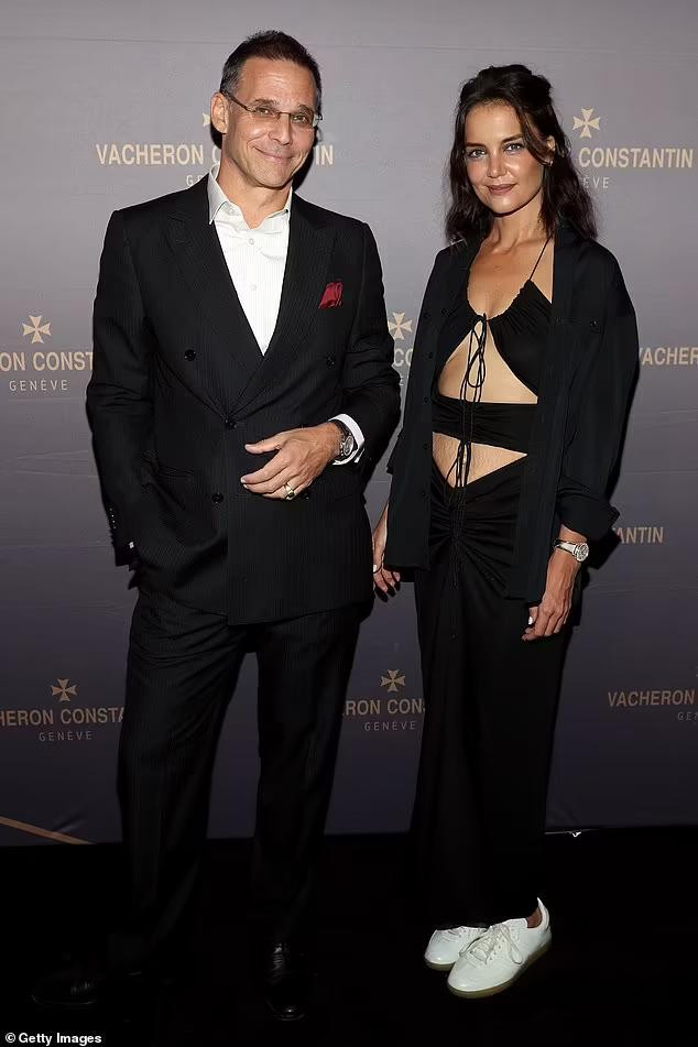 Cô chụp ảnh bên Alexander Schmiedt - chủ tịch mới của thương hiệu Vacheron Constantin.