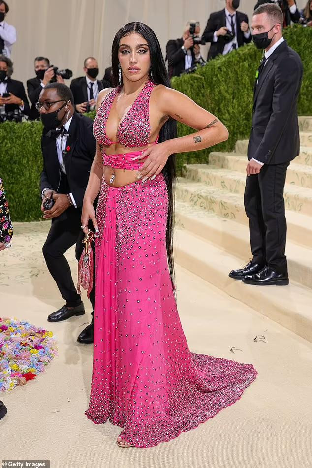 Lourdes không chỉ sở hữu sắc vóc cực nóng bỏng hoang dại với đôi mày rậm, khuôn môi dày gợi cảm, body cực "bốc lửa" với nhiều hình xăm cá tính mà gu thời trang cũng nổi loạn không kém bà mẹ nổi tiếng. Cô được cho là bản sao hoàn hảo của "nữ hoàng nhạc Pop" Madonna.