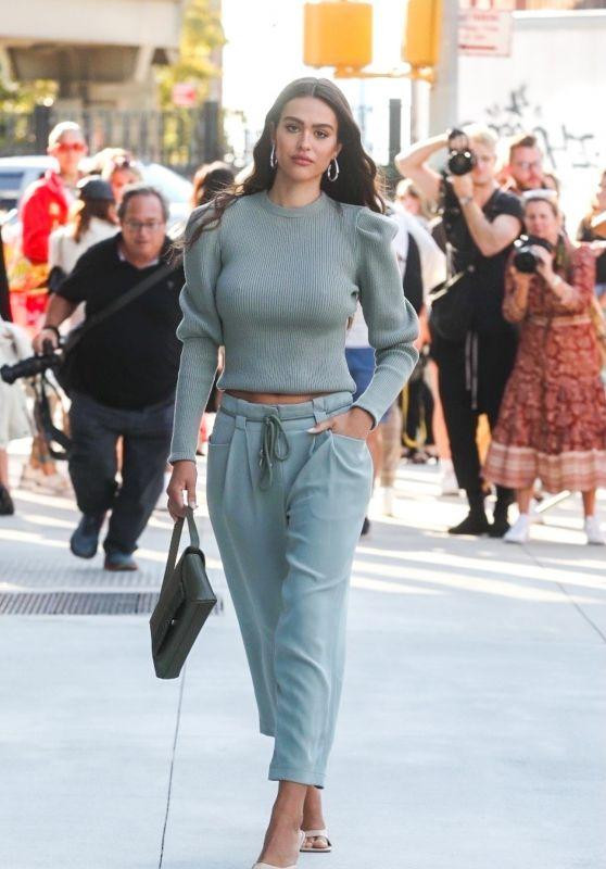 Nàng mẫu 20 tuổi đang ở New York để tham gia trình diễn cho nhiều nhà mốt trong khuôn khổ Tuần lễ thời trang New York. Hồi cuối tuần qua, Amelia Hamlin xuất hiện cực xinh đẹp trên phố với mái tóc xoăn buông, áo len tay bồng màu xanh nhạt, quần âu cùng tông và dép cao gót.