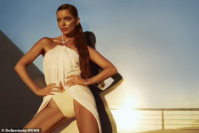 Xuất hiện trong show truyền hình hẹn hò Love Island ở Anh năm 2018, Maura Higgins nhanh chóng "lọt mắt xanh" của công chúng với gương mặt xinh đẹp sắc nét và thân hình thon nuột đẹp như tượng tạc.