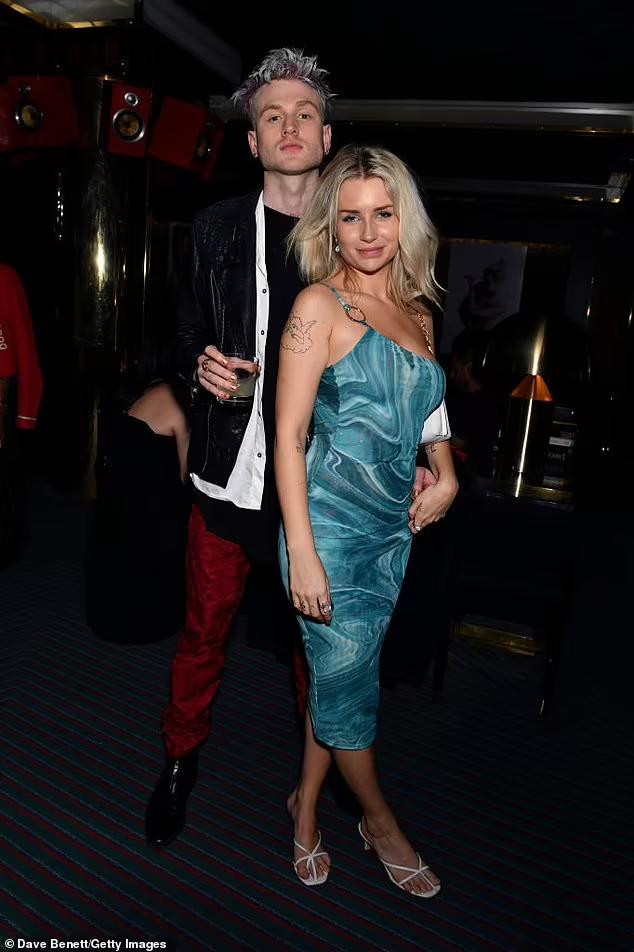 Đầu năm nay, cô công khai chuyện tình cảm với ca sĩ Tristan Evans - tay trống của ban nhạc The Vamps nổi tiếng ở Anh. Trước Tristan Evans, Lottie Moss từng hẹn hò với các sao nam truyền hình ở xứ sương mù là Alex Mytton và Sam Prince. Trong khi đó, bạn trai hiện tại của cô đã chia tay người mẫu Anastasia Smith sau nhiều năm bên nhau và đã đính hôn vào năm 2018. Anastasia Smith hiện đã ở bên người đàn ông khác.