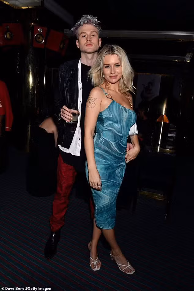 Đầu năm nay, cô công khai chuyện tình cảm với ca sĩ Tristan Evans - tay trống của ban nhạc The Vamps nổi tiếng ở Anh. Trước Tristan Evans, Lottie Moss từng hẹn hò với các sao nam truyền hình ở xứ sương mù là Alex Mytton và Sam Prince. Trong khi đó, bạn trai hiện tại của cô đã chia tay người mẫu Anastasia Smith sau nhiều năm bên nhau và đã đính hôn vào năm 2018. Anastasia Smith hiện đã ở bên người đàn ông khác. Đầu năm nay, cô công khai chuyện tình cảm với ca sĩ Tristan Evans - tay trống của ban nhạc The Vamps nổi tiếng ở Anh. Trước Tristan Evans, Lottie Moss từng hẹn hò với các sao nam truyền hình ở xứ sương mù là Alex Mytton và Sam Prince. Trong khi đó, bạn trai hiện tại của cô đã chia tay người mẫu Anastasia Smith sau nhiều năm bên nhau và đã đính hôn vào năm 2018. Anastasia Smith hiện đã ở bên người đàn ông khác.