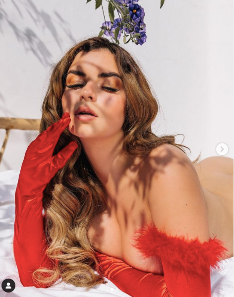 Demi Rose được mệnh danh là "nữ hoàng nội y" hay "Kim Kardashian nước Anh".