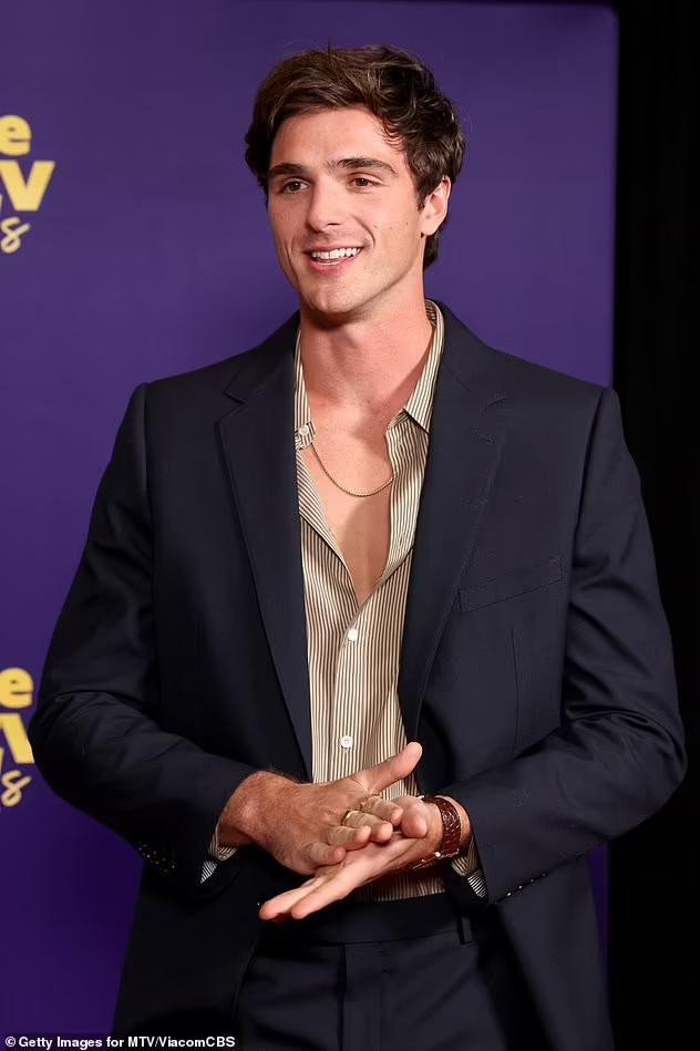 Jacob nổi tiếng với vai diễn trong bộ phim Euphoria của HBO và series phim The Kissing Booth trên Netflix. Jacob nổi tiếng với vai diễn trong bộ phim Euphoria của HBO và series phim The Kissing Booth trên Netflix.