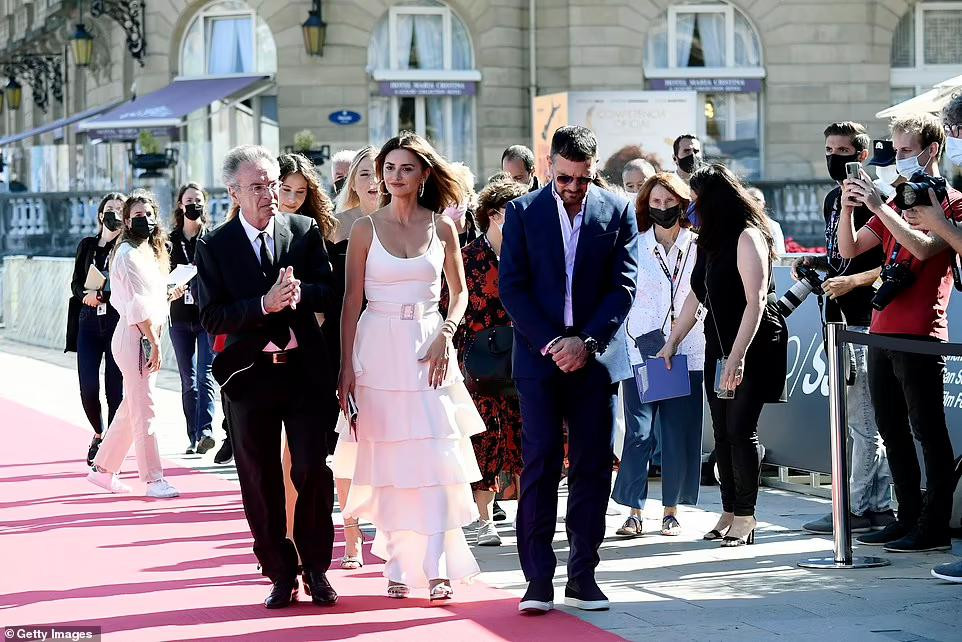 Penelope Cruz hiện có cuộc hôn nhân hạnh phúc hơn một thập kỷ bên chồng là diễn viên nổi tiếng cùng quê nhà là Javier Bardem (SN 1969) và 2 con chung.