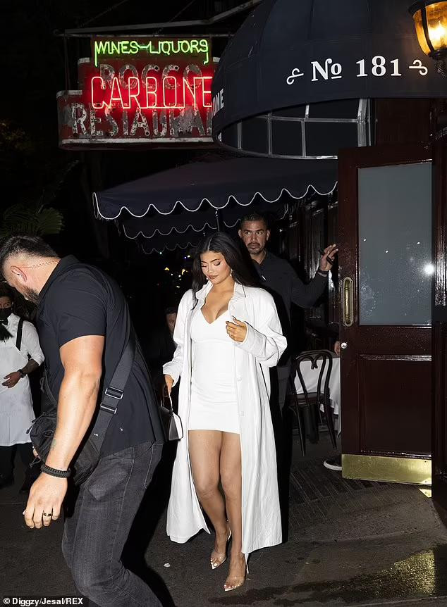 Thông tin Kylie mang thai được các nguồn tin tiết lộ vào cuối tháng 8, nhưng không ai trong gia đình Kardashian-Jenner liên tiếng xác nhận hay phủ nhận. Kể từ thời điểm đó, Kylie cũng không xuất hiện công khai.