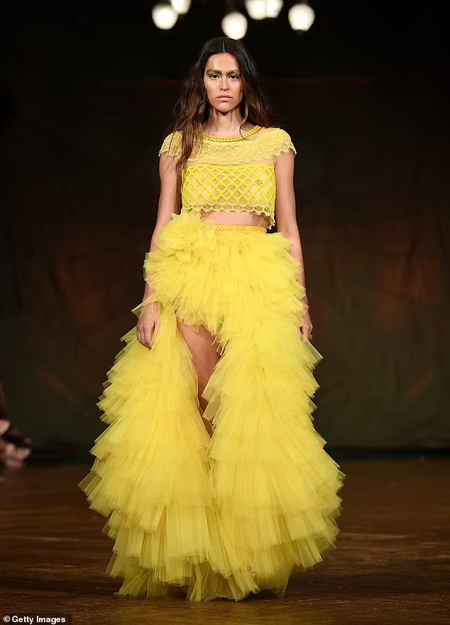 Vừa quyết định chia tay "trai hư" Scott Disick chưa lâu, con gái cặp đôi diễn viên Hollywood nổi tiếng Lisa Rinna và Harry Hamlin nhanh chóng vào guồng quay công việc, liên tục catwalk tại các tuần lễ thời trang như New York, London. Vừa quyết định chia tay "trai hư" Scott Disick chưa lâu, con gái cặp đôi diễn viên Hollywood nổi tiếng Lisa Rinna và Harry Hamlin nhanh chóng vào guồng quay công việc, liên tục catwalk tại các tuần lễ thời trang như New York, London.