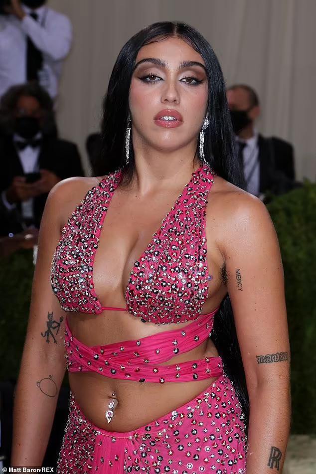 Madonna cũng từng có hành động kém duyên như con gái. Với nhiều người thì đây là hành động khó chấp nhận, nhưng với mẹ con diva đình đám thì đây lại là cách thể hiện cá tính riêng biệt, theo chủ nghĩa tự nhiên và hành động nữ quyền.