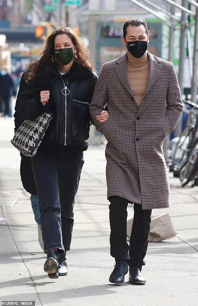 Kể từ sau khi xác nhận chia tay bạn trai đầu bếp kém 9 tuổi Emilio Vitolo (ảnh) vào tháng 5 vừa qua, đây có lẽ là thời gian bận rộn nhất của Katie Holmes. Katie Holmes hiện sống một mình bên con gái Suri 15 tuổi - con chung của cô và chồng cũ Tom Cruise. Cặp đôi chính thức chia tay vào tháng 8/2012.