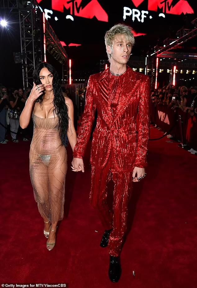 Cả hai thu hút mọi ánh mắt cũng như "rừng" ống kính chĩa vào ở sự kiện. Trang phục của nữ diễn viên đình đám Hollywood lộ toàn bộ cơ thể, nội y táo bạo...