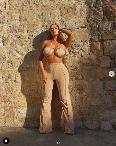 Sau 8 năm làm mẫu, Demi Rose hiện là người mẫu nội y, áo tắm và hot girl Instagram nổi tiếng hàng đầu ở Anh. Cô sở hữu chiều cao chỉ 1m57 nhưng lại có số đo ba vòng khủng là 94-61-91 cm, cùng gương mặt đẹp ngọt ngào như búp bê. Người đẹp 9x được mệnh danh là "nữ hoàng nội y" hay "Kim Kardashian nước Anh".