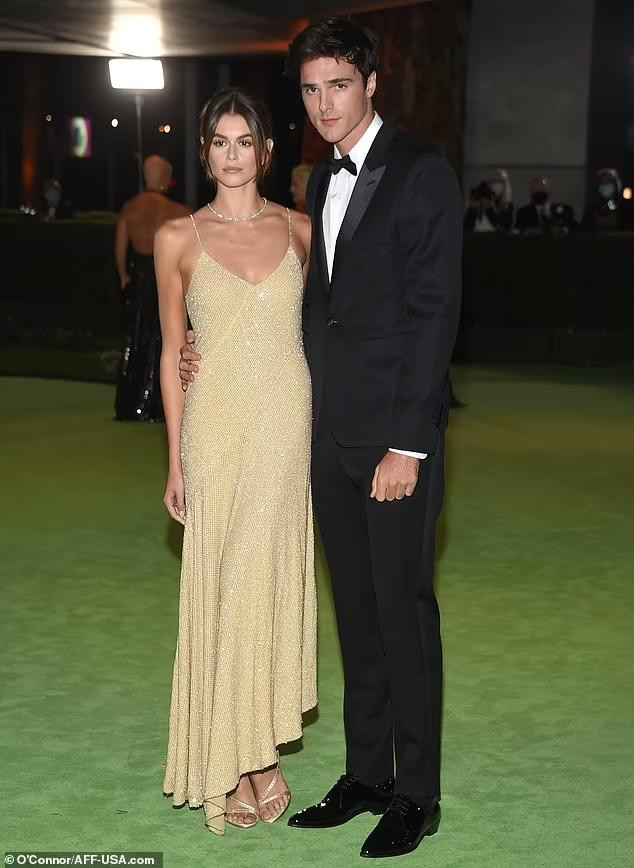 Trong khi đó, Jacob Elordi 24 tuổi lại gây ấn tượng với chiều cao 1,96 m và gương mặt đậm chất điện ảnh.