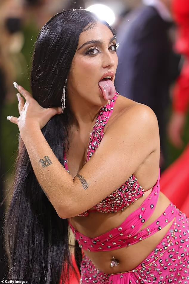 Lourdes là con của Madonna và nam diễn viên Carlos Leon. Bố mẹ cô quen nhau ở New York từ năm 1994 và cuộc tình của họ kết thúc vào năm 1997, chỉ bảy tháng sau khi cô ra đời.