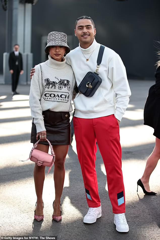 Cô chụp ảnh bên diễn viên, ca sĩ Quincy Browwn.