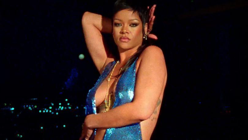 Với sự thành công trong kinh doanh, đầu tháng 8 vừa qua, Forbes công nhận Rihanna là tỷ phú USD với giá trị tài sản ròng ước tính khoảng 1,7 tỷ USD.