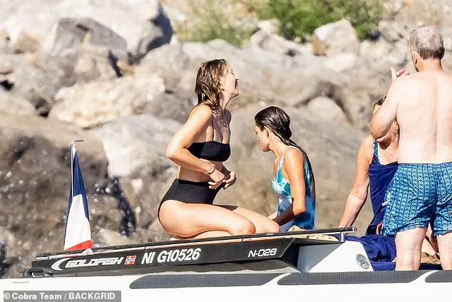 “Tôi không quen với việc tập luyện một mình mà không có bất kỳ sự hướng dẫn hay năng lượng nào từ các huấn luyện viên&quot;, người đẹp chia sẻ.