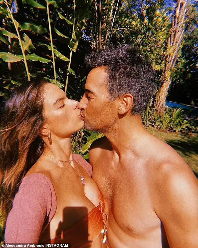 Cô và Richard Lee công khai hẹn hò từ tháng 2 vừa qua liên tục bị bắt gặp "tình bể bình" nơi công cộng. Dù đang đắm chìm trong tình yêu, Alessandra khẳng định hai con là ưu tiên số một trong lòng cô.