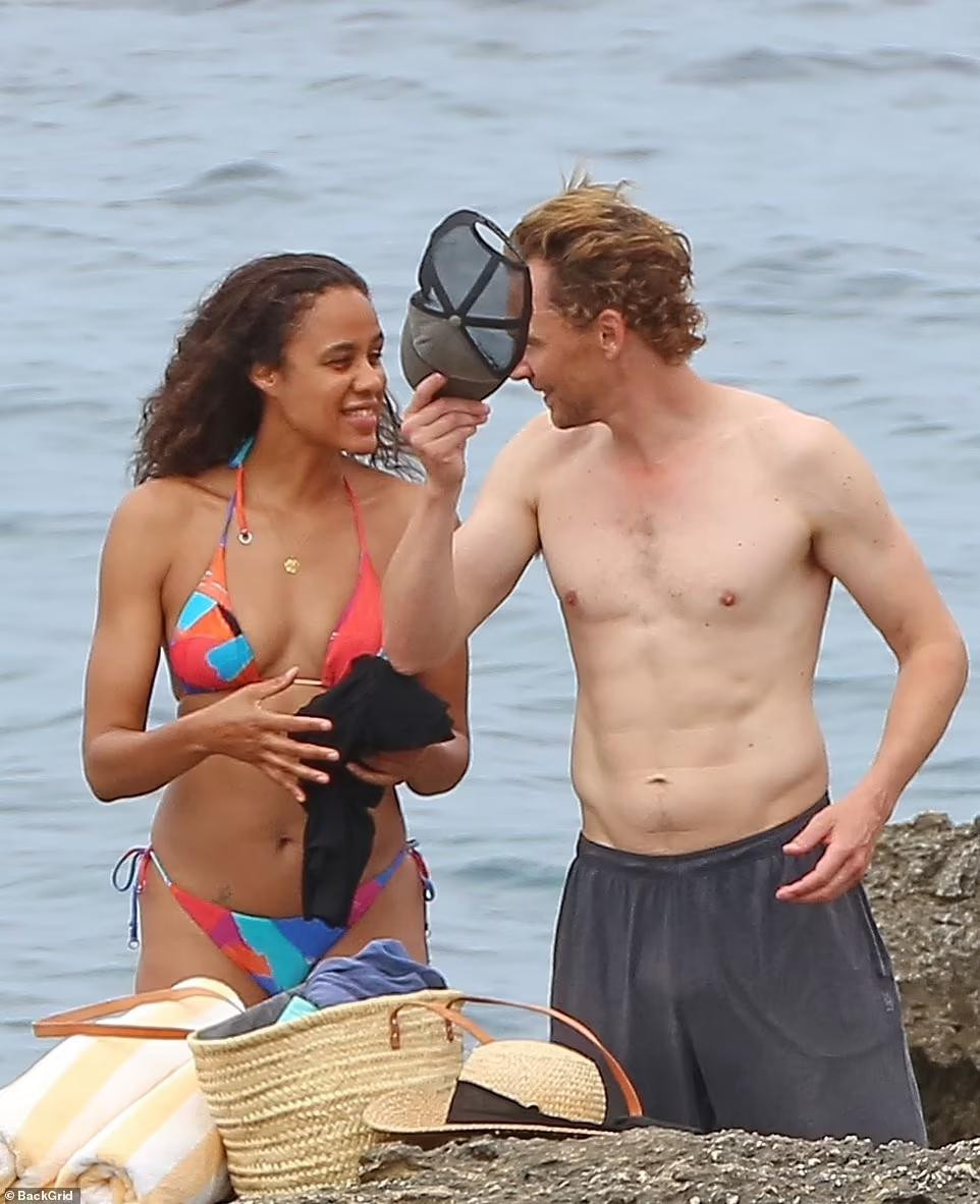 Cặp đôi đi tắm biển hồi đầu tuần và lọt ống kính giới săn ảnh. Bạn gái chàng "Loki" mặc bộ áo tắm 2 mảnh sặc sỡ, phô thân hình cực nóng bỏng khỏe khoắn với làn da bánh mật. Cặp đôi đi tắm biển hồi đầu tuần và lọt ống kính giới săn ảnh. Bạn gái chàng "Loki" mặc bộ áo tắm 2 mảnh sặc sỡ, phô thân hình cực nóng bỏng khỏe khoắn với làn da bánh mật.