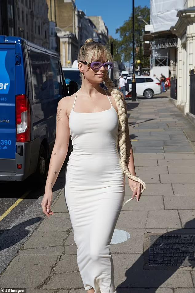 Nổi tiếng với body đẫy đà siêu gợi cảm, đặc biệt là vòng một ngoại cỡ nên em gái siêu mẫu huyền thoại Kate Moss chuộng thời trang gợi cảm táo bạo, khoe tối đa lợi thế hình thể.