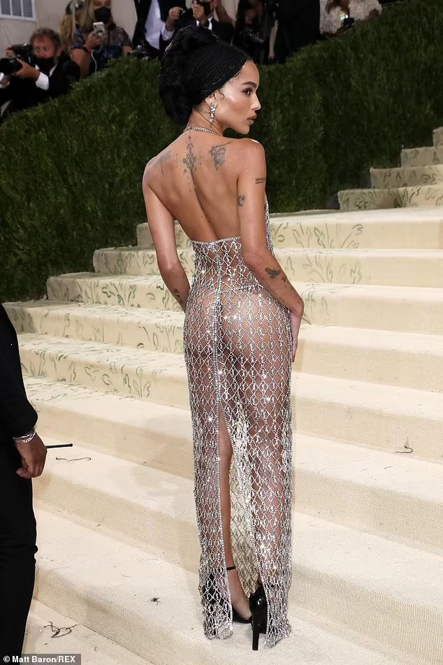 Chiếc váy "thủng" khiến ngôi sao phim "The Batman" gần như khỏa thân trước ống kính.