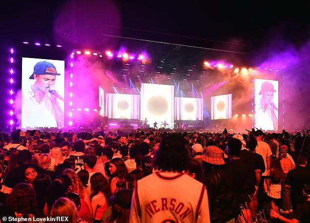 Hàng ngàn khán giả chứng kiến lễ hội âm nhạc hoành tráng nhất năm 2021.