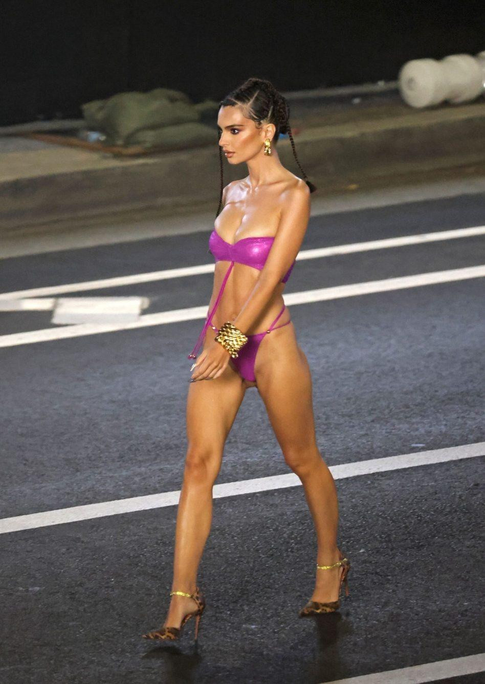 Emily Ratajkowski khoe thân hình săn chắc, thon nuột đẹp như tượng tạc trong show thời trang Savage X Fenty mới đây. Đây là thương hiệu nội y do nữ ca sĩ tỷ phú Rihanna thành lập.