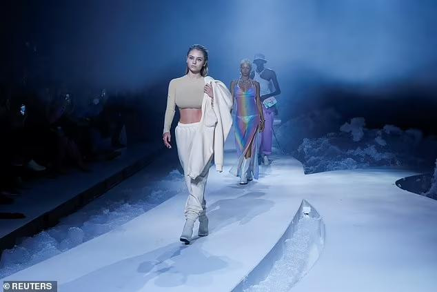 Người đẹp 2k sải bước đầy tự tin và quyến rũ trên đường băng cùng loạt người mẫu. Người đẹp 2k sải bước đầy tự tin và quyến rũ trên đường băng cùng loạt người mẫu.