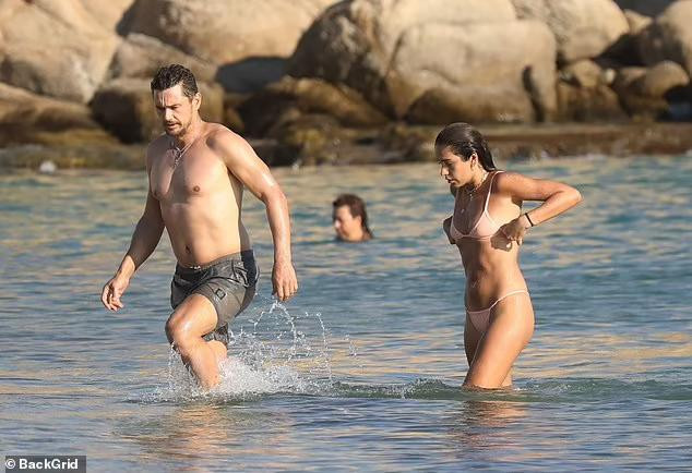 Theo đó, hai cô gái đã đâm đơn ra tòa án Los Angeles (Mỹ) tố cáo tài tử 7x trực tiếp dạy các buổi học tại Studio 4 về quan hệ tình dục trên màn ảnh. Không chỉ vậy, anh còn yêu cầu học viên đóng cảnh làm tình tập thể, nếu đạt yêu cầu sẽ được đóng phim.